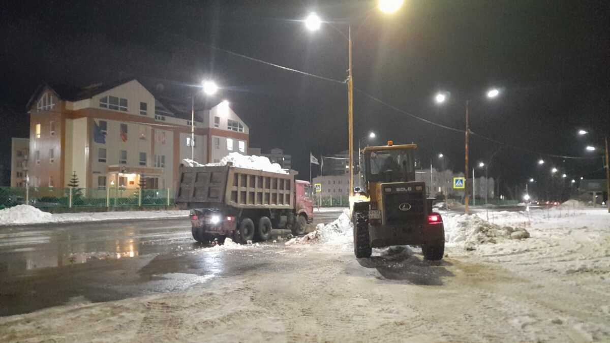 Более 150 единиц коммунальной техники борются с последствиями циклона на Камчатке