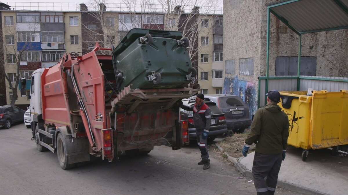 Более 30 единиц техники задействовано для вывоза мусора в Петропавловске
