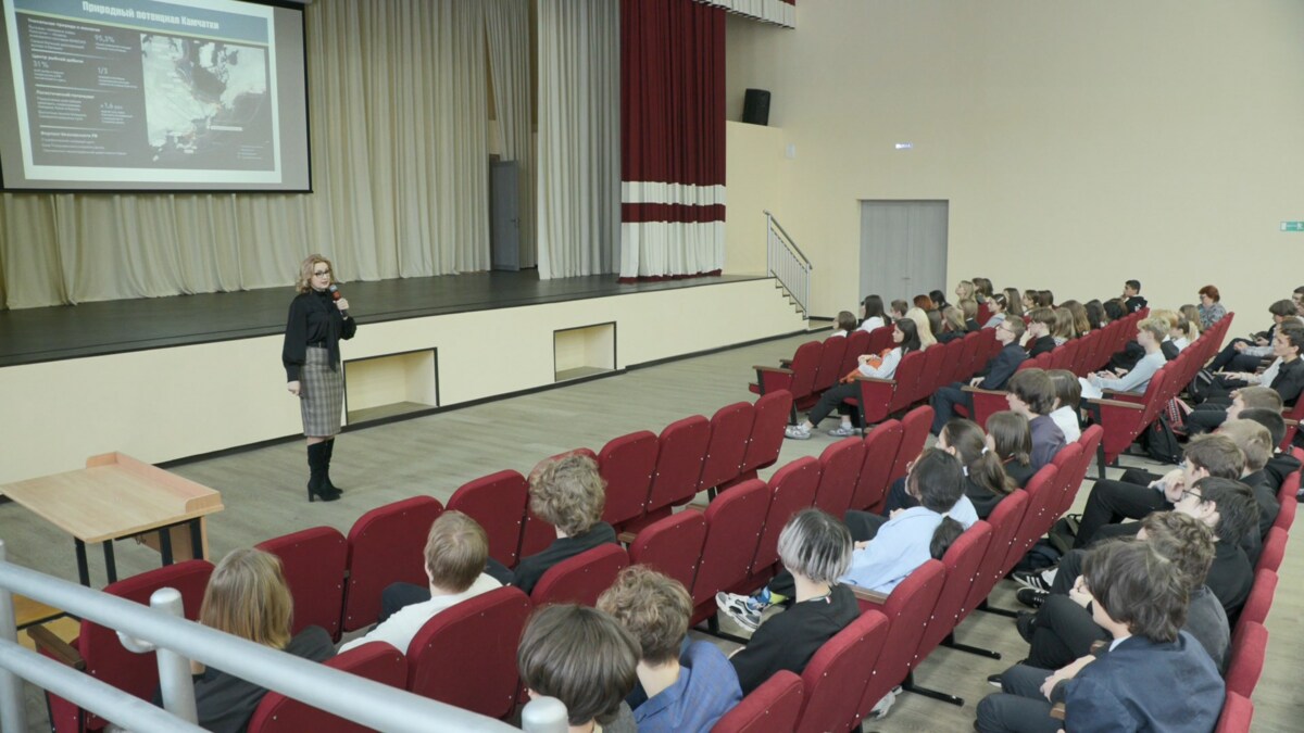 Руководители правительства Камчатки проводят профориентационные уроки для школьников