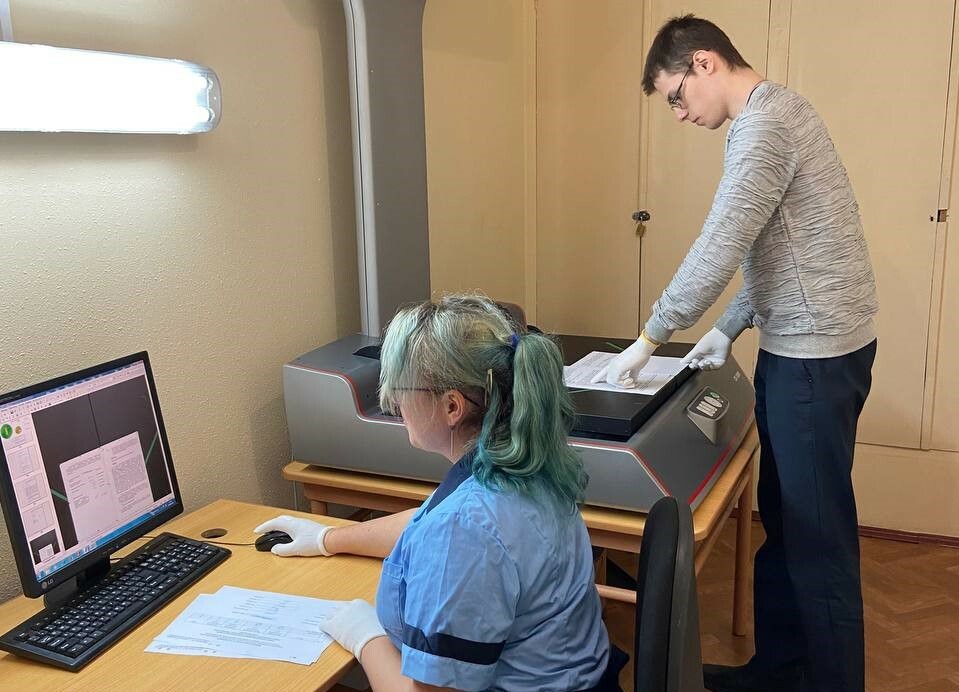 Сотрудниками архива проводится работа по переводу документов в электронный вид