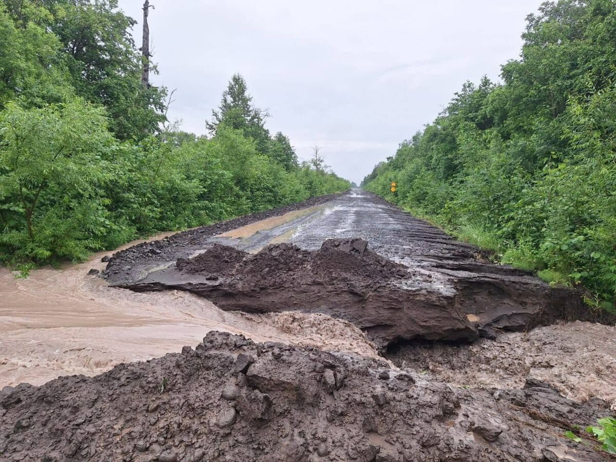 Минтранс Камчатки отводит воду на трассе Майское – Козыревск